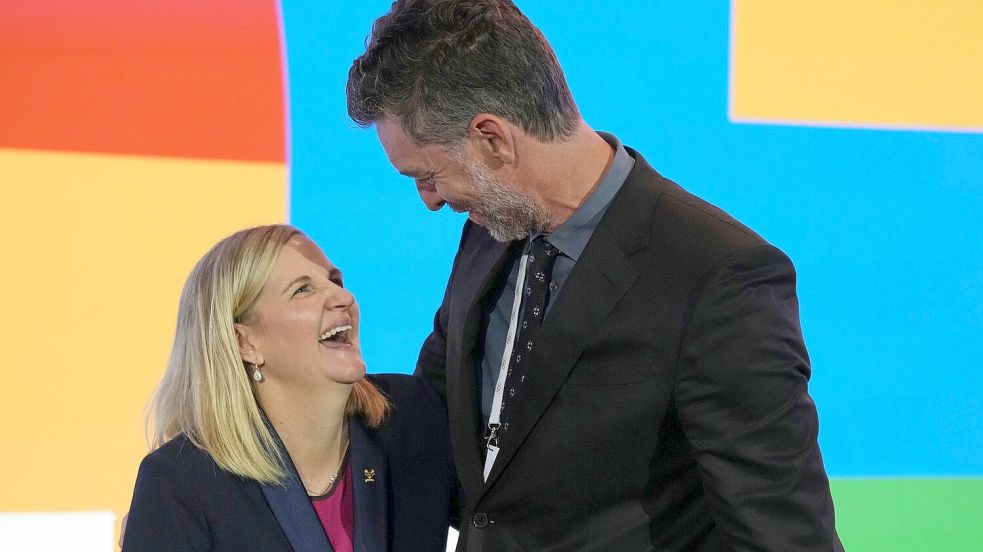 Die IOC-Spitzen Kirsty Coventry und Pau Gasol sehen den Athleten-Zuschuss als historisch. (Archivbild) Foto: Thanassis Stavrakis/AP/dpa