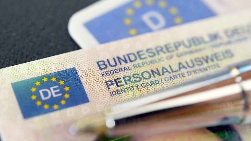 Der Antrag auf einen neuen Personalausweis soll demnächst weitgehend online möglich sein. (Symbolbild) Foto: Marijan Murat