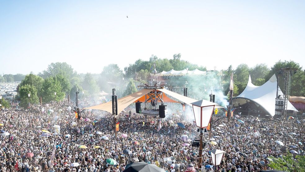 Die Eröffnung der Turmbühne auf dem Fusion-Festival. Foto: Philip Dulian