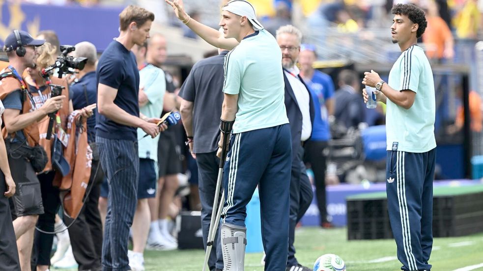 Auf Krücken weiter bei der WM: Nico Schlotterbeck Foto: Federico Gambarini/dpa