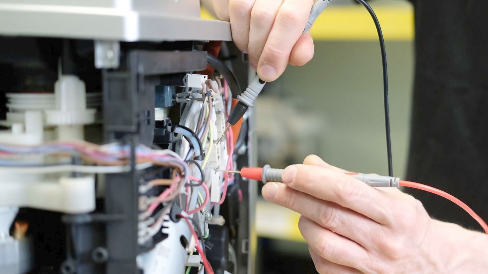 Ersatzteile sollen nicht so teuer sein, damit sich Verbraucherinnen und Verbraucher für die Reparatur entscheiden. (Illustration) Foto: Sebastian Willnow/dpa