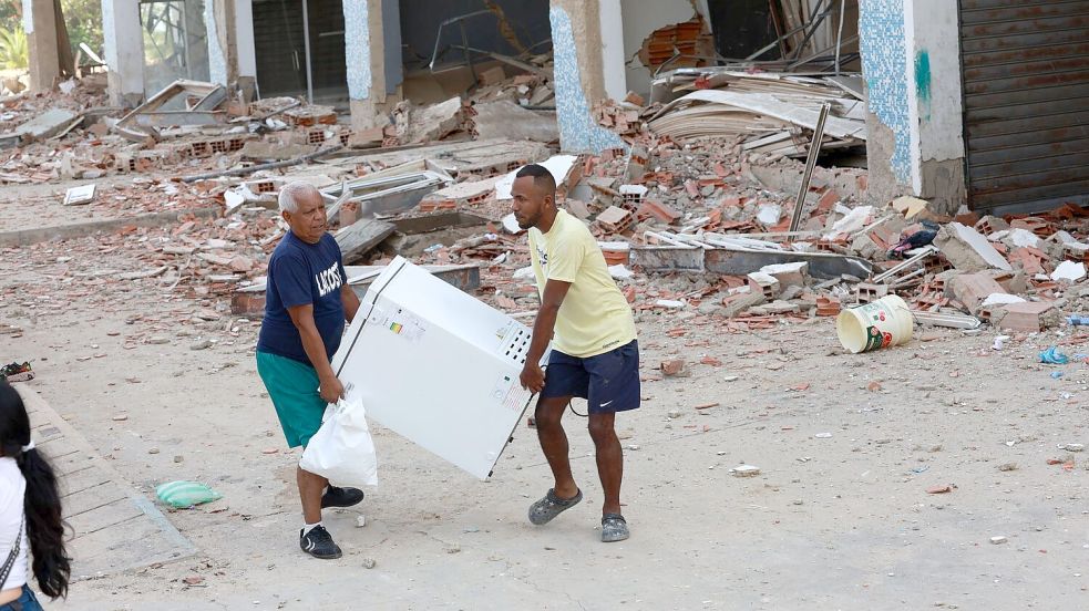 Überlebende fragen sich, wie es nach dem Verlust ihres Zuhauses weitergehen soll. Foto: Stringer