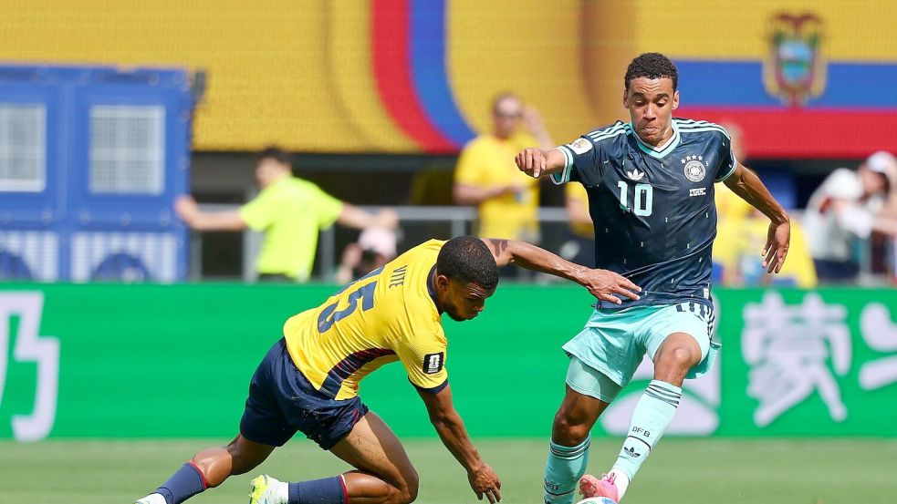 Jamal Musiala (r) versucht viel, aber er kann die Gegenspieler nicht abschütteln. Foto: Jan Woitas/dpa