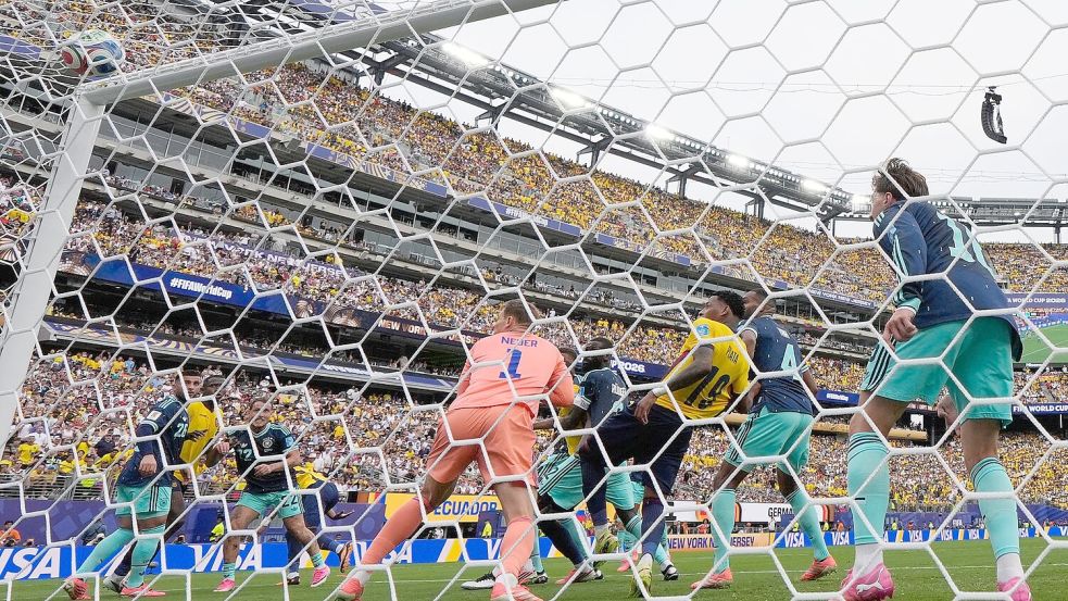 Manuel Neuer kommt gegen Ecuadors Gonzalo Plata zu spät. Foto: Yuki Iwamura
