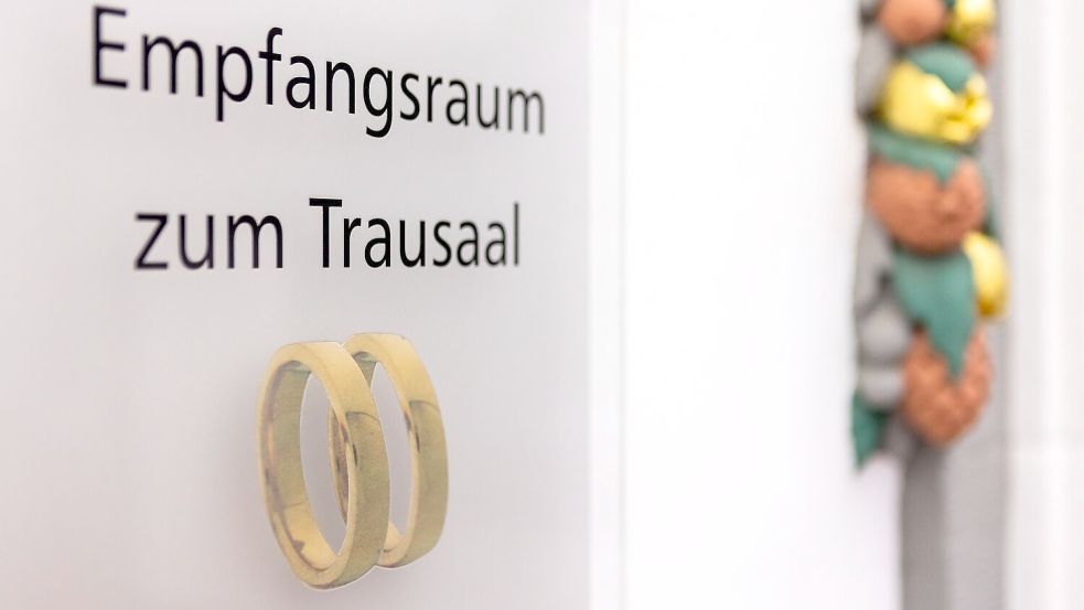 Die Zahl der Hochzeiten fiel auf einen Tiefststand. (Symbolbild) Foto: Christian Lademann/dpa