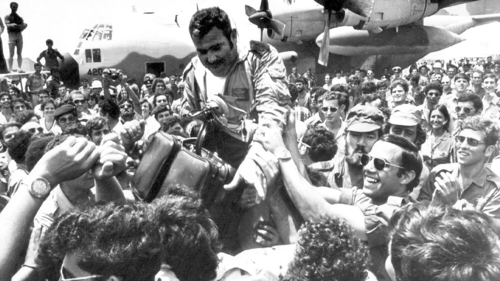 Ein an der damaligen Befreiungsaktion beteiligter Pilot wurde nach der Rückkehr auf dem Flughafen Ben Gurion gefeiert. (Archivbild) Foto: picture alliance / dpa