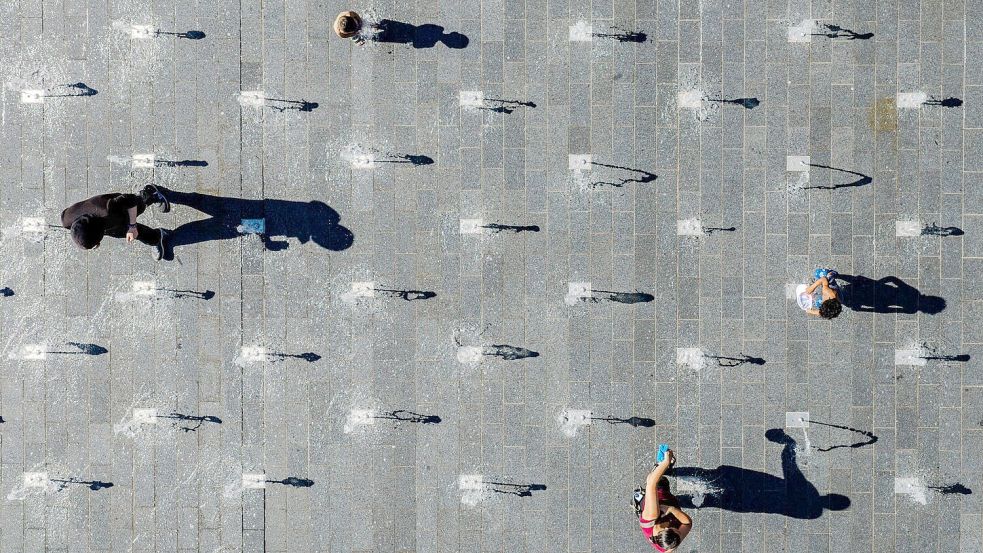 Viel trinken und sich zwischendurch abkühlen ist angesagt - so wie hier in einem begehbaren Brunnen in Duisburg. Foto: Christoph Reichwein