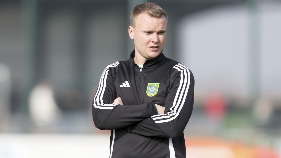 Aufgrund der hohen Temperaturen musste Pewsums Trainer Jonas Petersen den Plan für den Vorbereitungsstart etwas abändern. Foto: Jens Doden, Emden