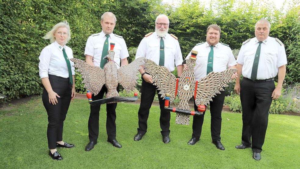 Adlerbauer Hermann Pörschke (Mitte) übergibt die Adler an den Vorstand von Hubertus (von links): Birgit Vocks, Hendrik Hinrichs, Vereinsvorsitzender Tobias Kanne und Gerold Bruns. Foto: Hans Passmann