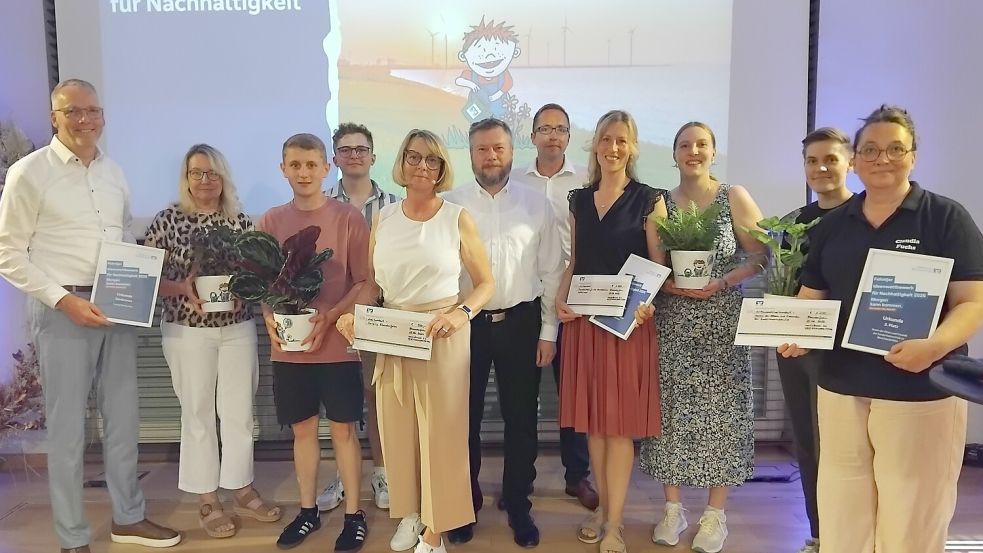 Bei der Preisverleihung: Uwe Brechtezende (Vorstandsvorsitz Volksbank Westrhauderfehn), Angelika Brinker (Initiatorin kultureller Herrenstammtisch), Timo Jansen (1. Vorsitzender der Kolpingjugend BKK), Robin Struthoff (Kolpingjugend BKK), Carmen Vietor (Nachhaltigkeitsbeauftragte Volksbank Westrhauderfehn), Alexander Hülper (Klimaschutzmanager), Henrik Zein (GA-Redaktionsleiter), Anneke Bohlen (Lehrkraft Grundschule Holtermoor), Katja Effertz (Lehrkraft Grundschule Holtermoor), Kajsa Schnaak (Lehrkraft Sundermannschule) und Claudia Fuchs (Lehrkraft Sundermannschule). Fotos: Clarissa Scherzer