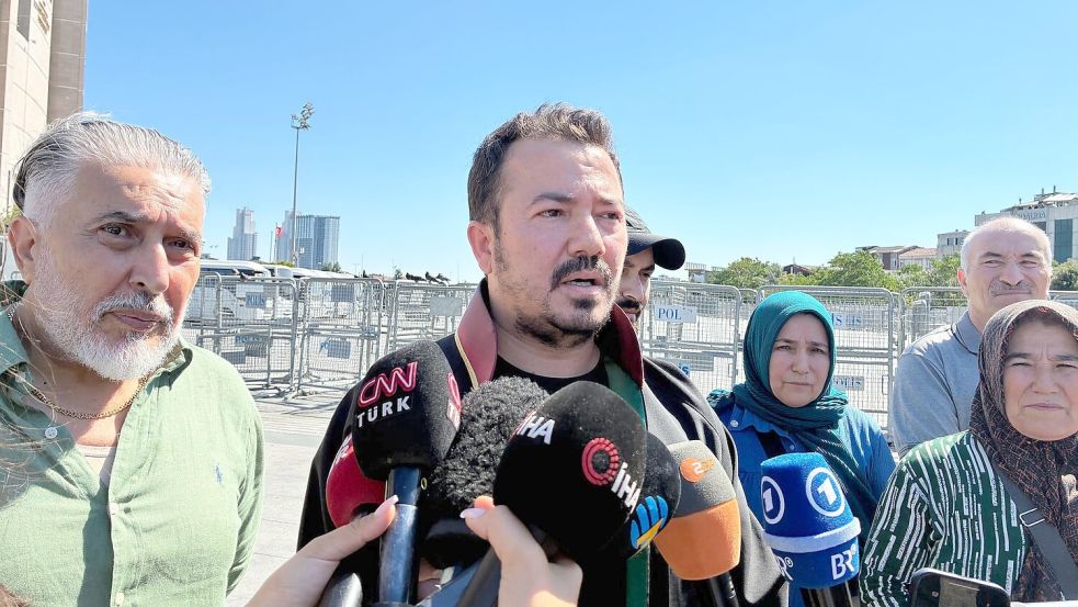 Der Anwalt der verstorbenen Hamburger Familie begrüßt die hohen Haftstrafen vor dem Gerichtsgebäude in Istanbul. Foto: Linda Say