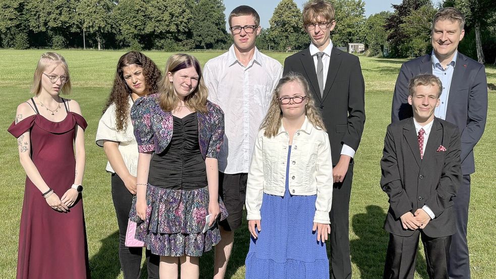 Sieben Abschlussschüler der Schule am Patersweg stellten sich mit ihrem Förderschulrektor Stefan Schubert-Kiemes (hinten rechts) zum Foto auf. Foto: Carsten Ammermann