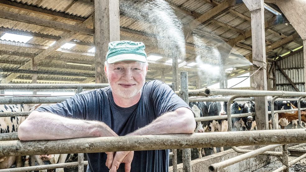 Amos Venema ist Landwirt in Jemgum. Hinter ihm ist die Kuhdusche, die er vor Kurzem wieder installiert hat. Foto: Klaus Ortgies