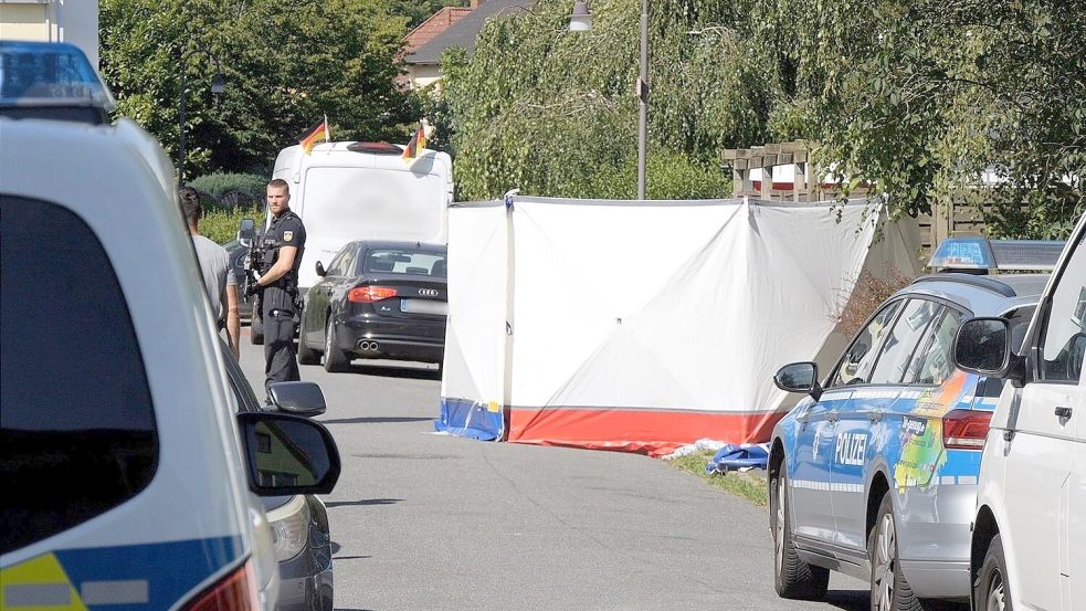 Einsatzkräfte gehen von einem Gewaltverbrechen aus. Foto: Hüneke/dpa