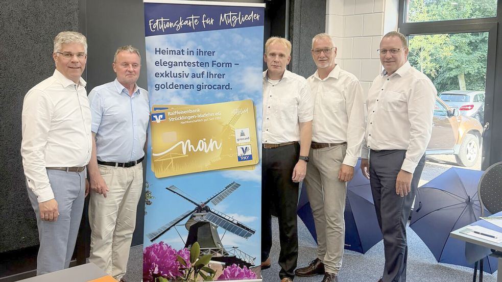 Vorstand und Aufsichtsrat der Raiffeisenbank Strücklingen-Idafehn eG blicken positiv in die Zukunft (von links): Vorstand Stefan Nowak, Jörg Meiners, Rainer Wallschlag, Günter Harders, Ralf Lüken. Foto: Horst Kruse