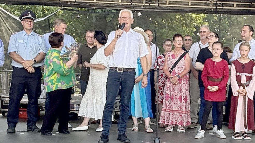 Ihrhoves Ortsbürgermeister Beene Oldigs (im weißen Hemd) erklärte, nach der Kommunalwahl nicht erneut für dieses Amt zu kandidieren. Foto: Henrik Zein