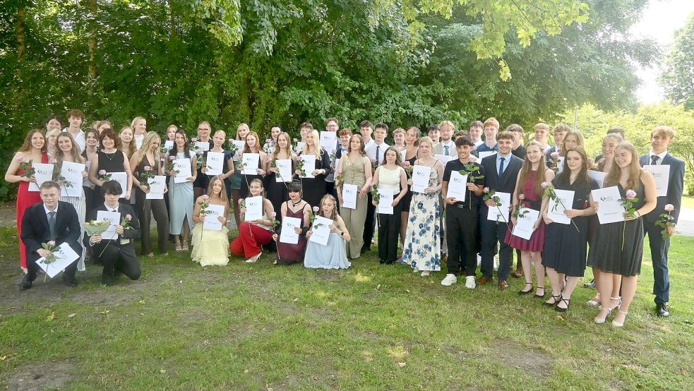 Insgesamt 54 Schülerinnen und Schüler des Albrecht-Weinberg-Gymnasiums erlangten die Allgemeine Hochschulreife. Elf Abiturienten, also jede(r) Fünfte, hat eine Abiturnote mit einer 1 vor dem Komma geschafft. Fotos: Holger Weers