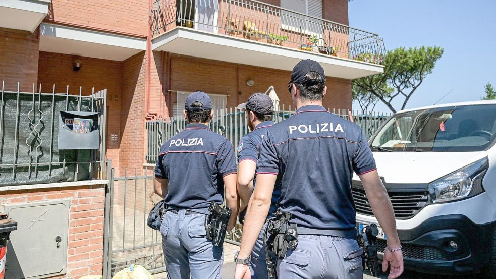 Nach dem Mord an einem Ehepaar und ihrer kleinen Tochter in Rom fahndet die italienische Polizei nach einem Verdächtigen, bei dem es sich um einen Bekannten der Familie handeln soll. Foto: Valentina Stefanelli