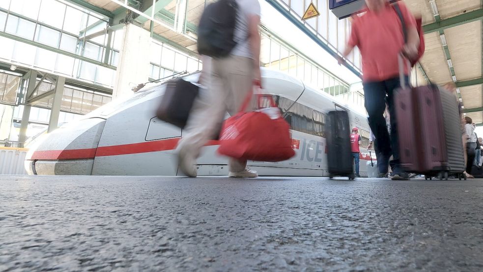 Der Bahnverkehr ist laut einem Bundespolizeisprecher eingestellt. (Symbolbild) Foto: Bernd Weißbrod