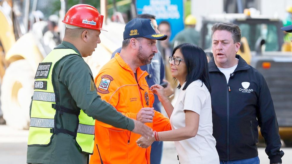Die amtierende Präsidentin Delcy Rodriguez besucht ein vom Erdbeben betroffenes Gebiet in Caracas. Foto: Pedro Mattey