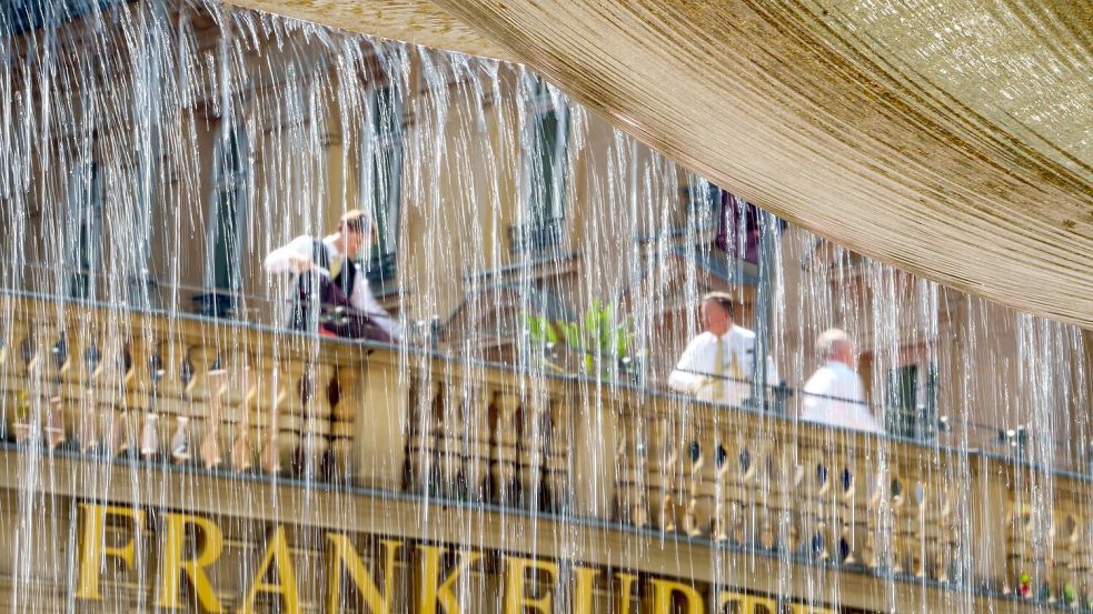 Wasser läuft über den Rand der Schale des Kaiserbrunnens in Frankfurt. Foto: Andreas Arnold