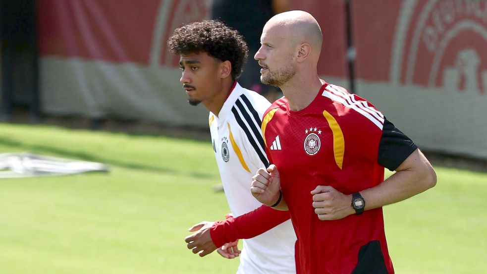 Nathaniel Brown (l) ist zurück im Teamtraining. (Archivbild) Foto: Christian Charisius/dpa