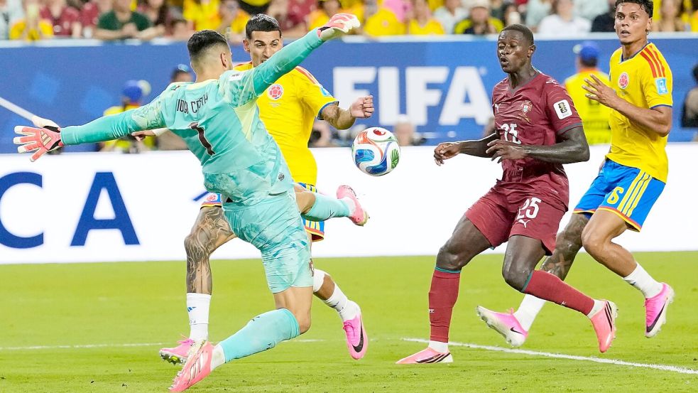 Der beste Mann des Spiels: Portugals Torwart Diogo Costa entschärft eine kolumbianische Chance. Foto: Rebecca Blackwell