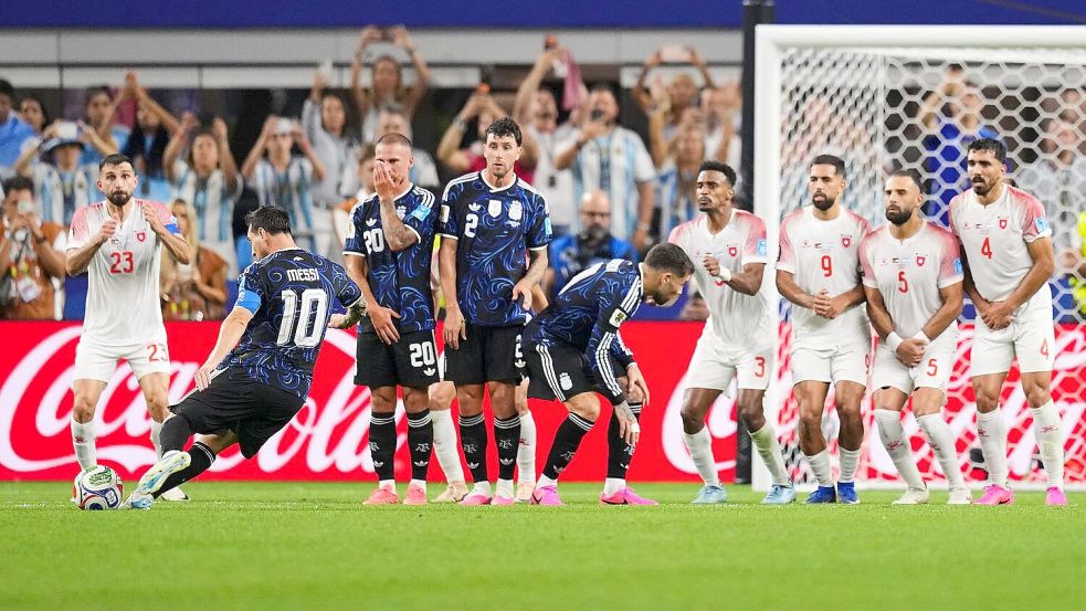 Lionel Messi trifft per Freistoß gegen Jordanien. Foto: Julio Cortez