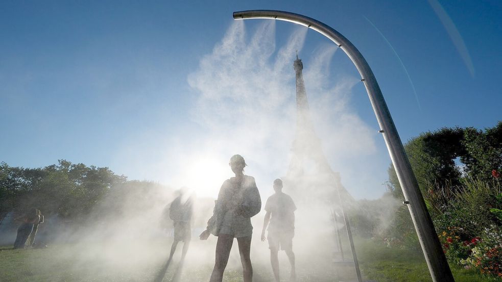 Mit Sprühnebelduschen will Paris seinen Bewohnerinnen und Bewohnern Abkühlung verschaffen. (Archivbild) Foto: Marcus Brandt