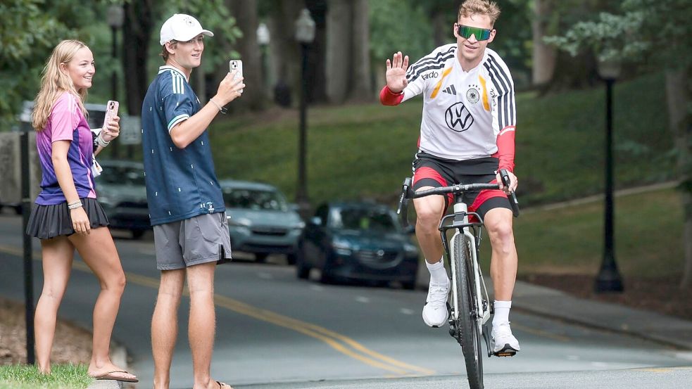 Der Kapitän ist mit dem Radl da: Joshua Kimmich auf dem Weg zum Training in Winston-Salem. Foto: Jan Woitas/dpa