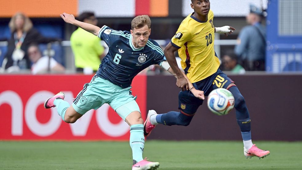 Joshua Kimmich gegen Ecuador in Aktion, die Leichtigkeit fehlt ihm noch bei der WM. Foto: Federico Gambarini