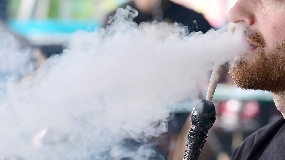 Ein Mann raucht in einer Shisha-Bar eine Wasserpfeife. Foto: Bernd Weißbrod
