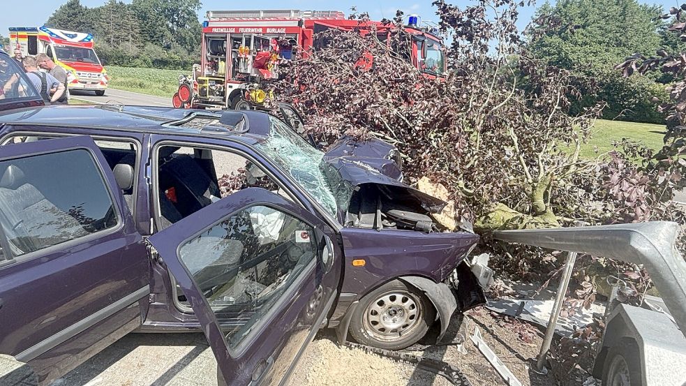 Eine 84-jährige Frau kollidierte mit ihrem VW Golf mit einem Baum, einem Stromkasten und einer Straßenlaterne. Fotos: Henrik Zein