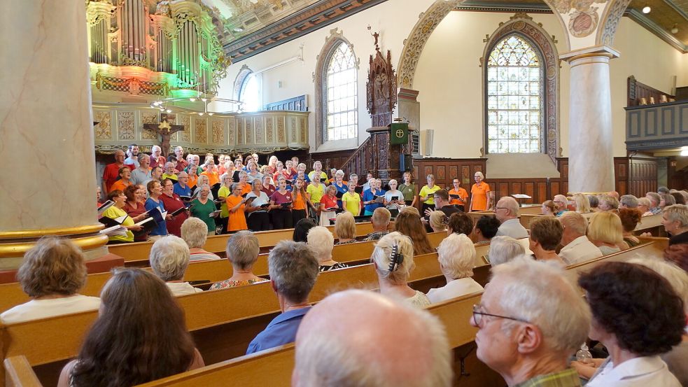 Trotz der Hitze kamen Hunderte Besucherinnen und Besucher zur Kulturnacht der Kirchen in Leer. Hier ist der Popchor Van Hearten zu sehen. Foto: Karin Eden