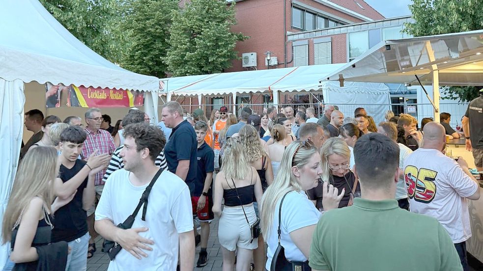 Am Samstagabend, als die größte Hitze vorbei war, füllte sich das Gelände auf dem Ihrhover Bottermarkt. Foto: David Ammermann