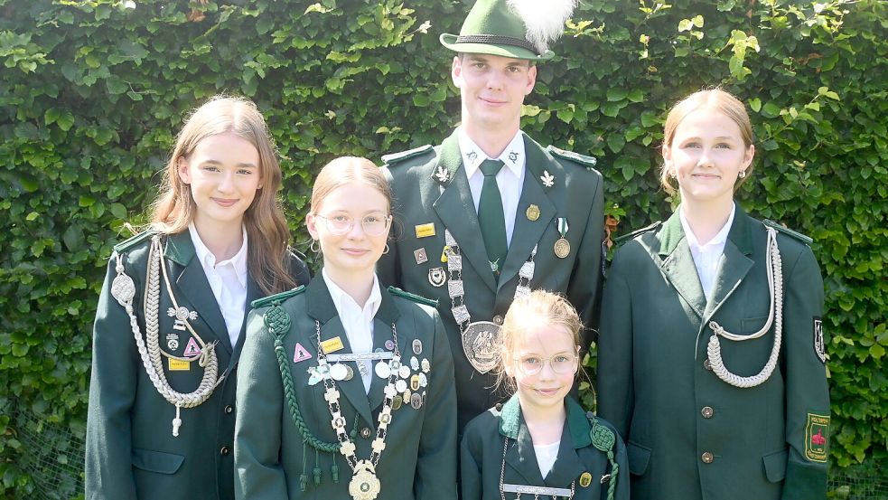 Das neue Königshaus von Holterfehn: (von links) Alina Bluhm, Jugendkönigin Mia Bolland, Schützenkönig Jeremy Körte, Schülerkönigin Mareen Bruns und Enna Robben. Es fehlen: Keno de Freese und Wilfried Hanneken. Foto: Holger Weers