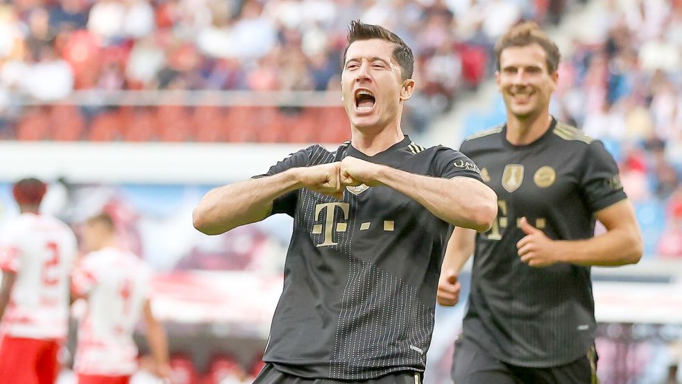Robert Lewandowski (l) spielt künftig in den USA. (Archivbild) Foto: Jan Woitas