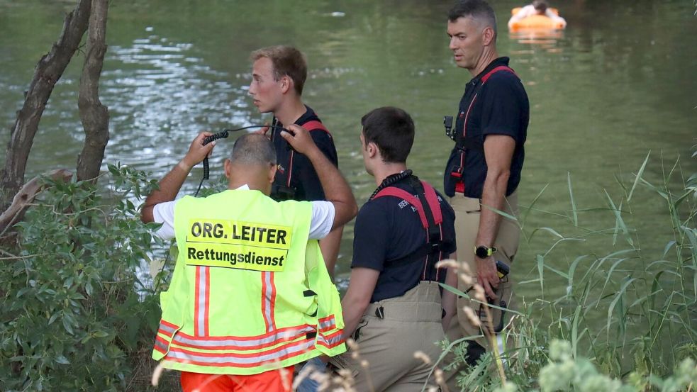 Polizei und Einsatzkräfte waren an der Rettungsaktion für den 27-Jährigen im Neckar beteiligt. Foto: René Priebe/PR-Video /dpa