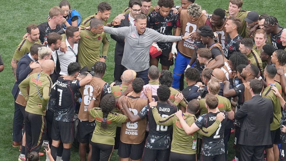 Alle zusammen: Kanada steht erstmals in seiner Geschichte im WM-Achtelfinale. Foto: Marcio Sanchez