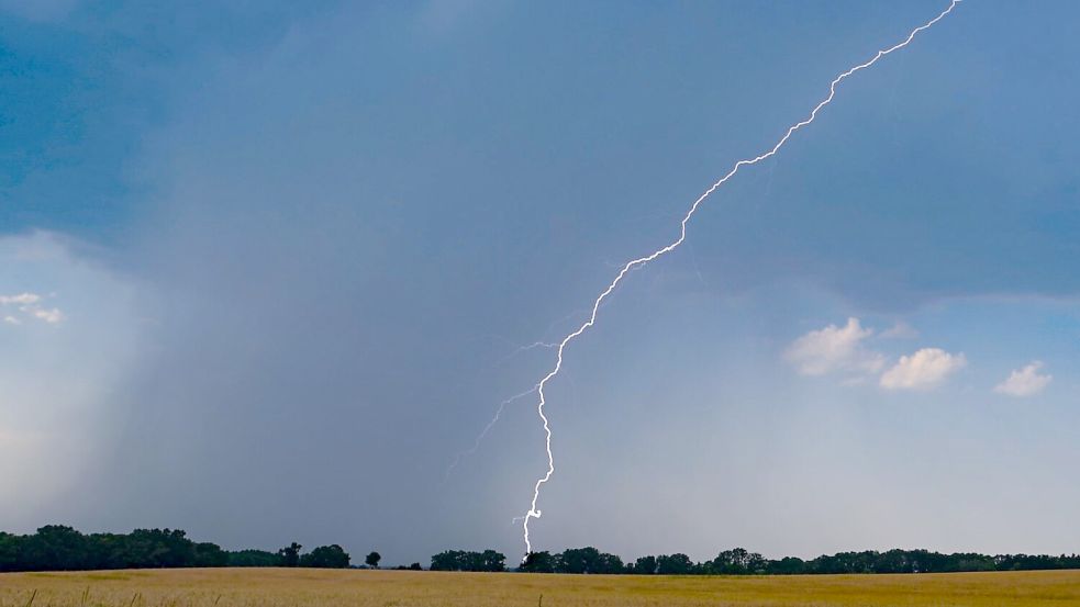 Die Gluthitze weicht in Deutschland, die Abkühlung wird aber von Gewittern begleitet. Foto: Patrick Pleul