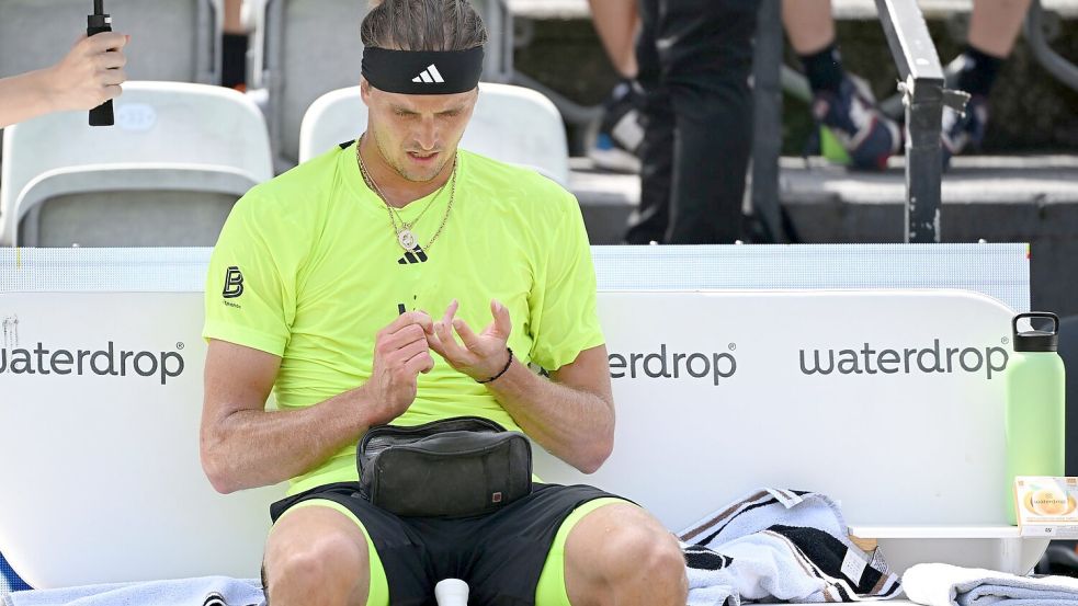 Regelmäßig überprüft Alexander Zverev während seiner Tennis-Matches seinen Blutzucker-Wert. (Archivbild) Foto: Marijan Murat