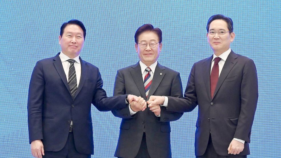 Für seinen Investitionsplan hat Präsident Lee Jae Myung die Vorstände von Samsung Electronics, Lee Jae Yong (r), und SK Hynix, Chey Tae Won, an Bord geholt. Foto: Kim Min-Hee/Pool KYODONEWS/AP/dp