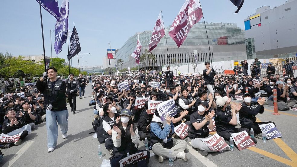 Die enormen Unternehmensgewinne in der Halbleiterbranche haben zu einer Verteilungsdebatte in Südkorea geführt. Die Mitarbeiter der Gewerkschaft von Samsung haben beispielsweise im Frühjahr für höhere Prämien demonstriert. Foto: Ahn Young-joon