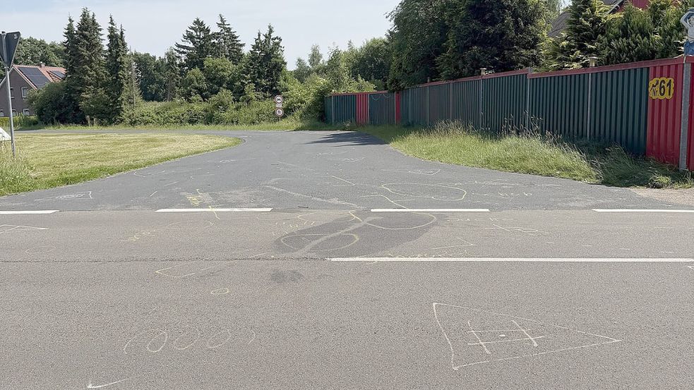 Übersicht an der Einmündung Leda-Jümme-Weg/Langholter Straße in Langholt: Die Aufnahme zeigt die Kreuzungssituation, an der es am 18. Juni 2026 zu dem schweren Unfall kam. Foto: Horst Kruse