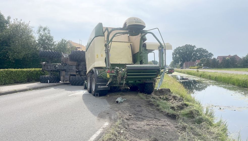 Das umgekippte Gespann versperrte die Straße vollständig. Foto: Timo de Vries/Gemeindepressesprecher Großefehn