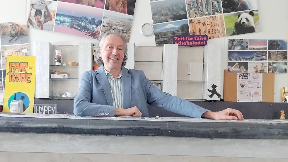 Helmer Boelsen an der Theke einer abgebrannten Weeneraner Diskothek, die gemeinsam mit Schülerinnen und Schülern wieder aufgearbeitet wurde. Sie dient seit über 30 Jahren als Theke in der eigenen Schülerpausencafeteria. Foto: Clarissa Scherzer