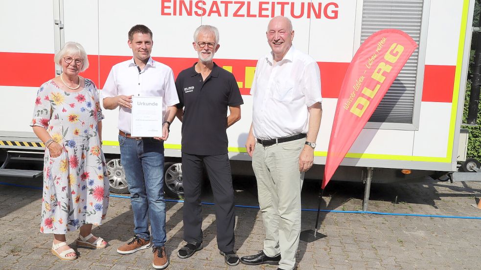 Die Glückwünsche zum 50-jährigen Jubiläum der DLRG-Ortsgruppe Saterland nahmen Vorsitzender Christian Rumkamp (2. von links) und sein Vorgänger Hannes von Grönheim (3. von links) von Waltraud Behrens (links) und dem stellvertretenden Landrat Bernd Möller (rechts) entgegen. Foto: Hans Passmann