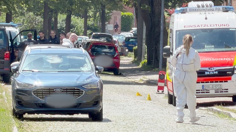 Einsatzkräfte riegelten den Tatort ab. Foto: Fabian H�fig/NEWS5/dpa