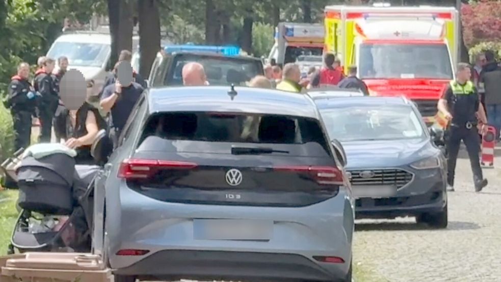 Polizei und Rettungsdienst sind mit einem Großaufgebot im Einsatz. Foto: NWM-TV/dpa