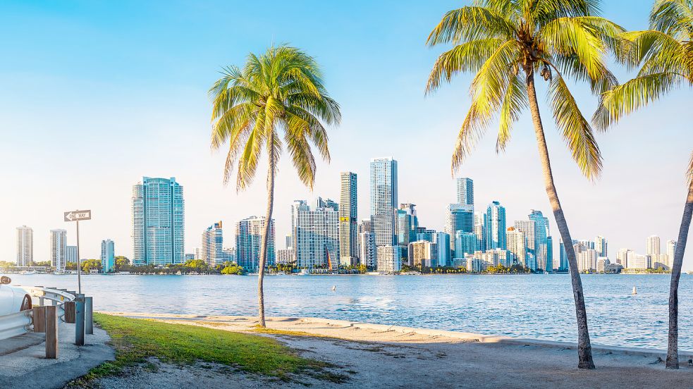Stadt der Gegensätze: Die ikonische Skyline von Miami mit ihren Wolkenkratzern aus Stahl und Glas erhebt sich über der ruhigen Biscayne Bay. Foto: Istockphoto.com/frankpeters